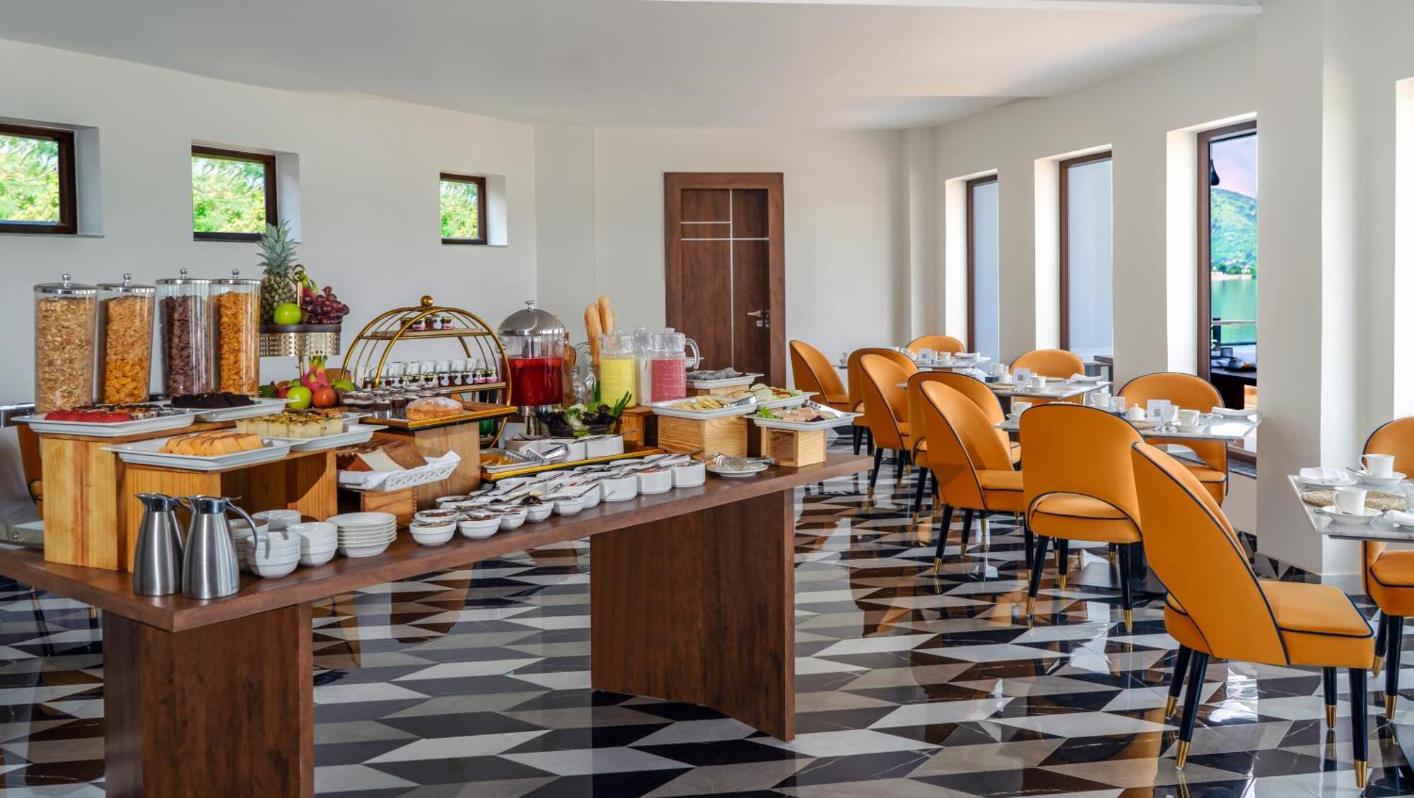 Country Inn Ayodhya - Opposite Airport Экстерьер фото